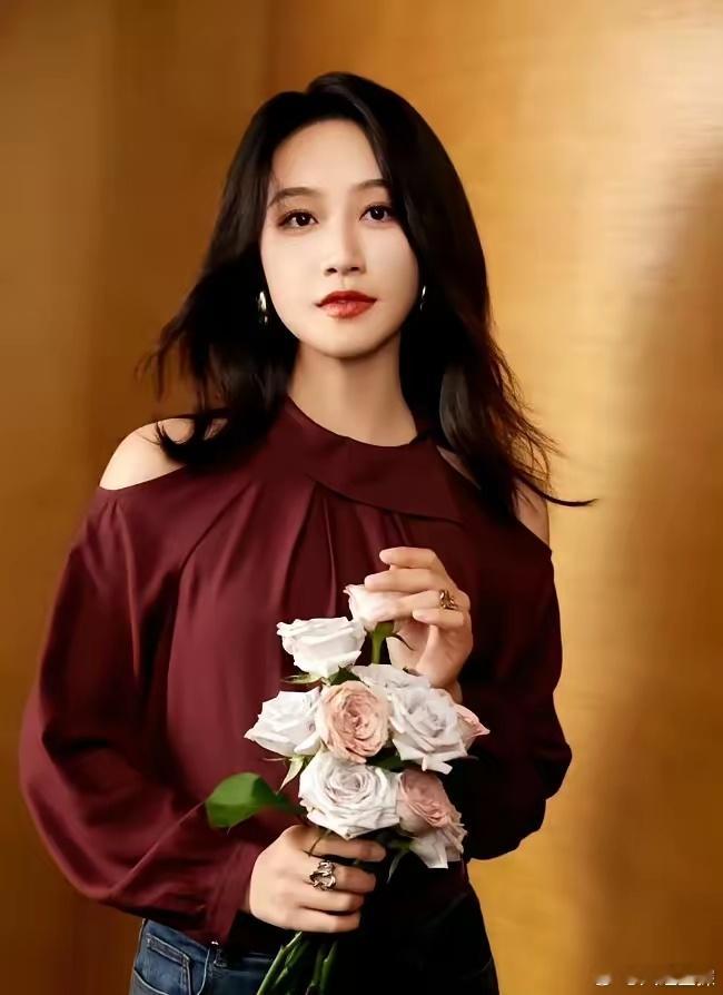 大家觉不觉得？​蓝盈莹大概不会大火了，​不是她演技不好，也不是剧本不好，而是她这