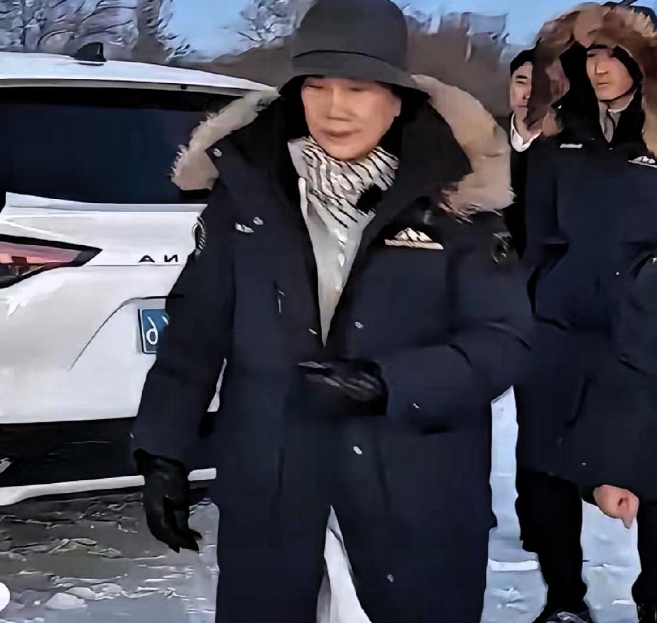 72岁的董明珠把自己扔进了零下30度的黑瞎子岛。她头发结满冰碴，蹲在雪地里，死盯