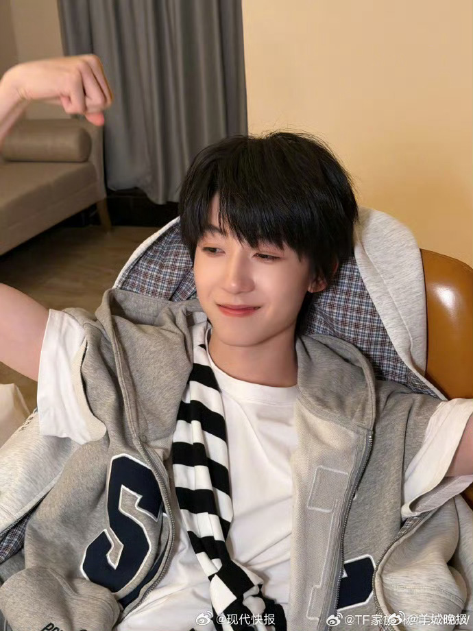 【#杨博文西海岸式穿搭#】4月14日，  更新社交平台：用我的搭衣天赋完美地诠释