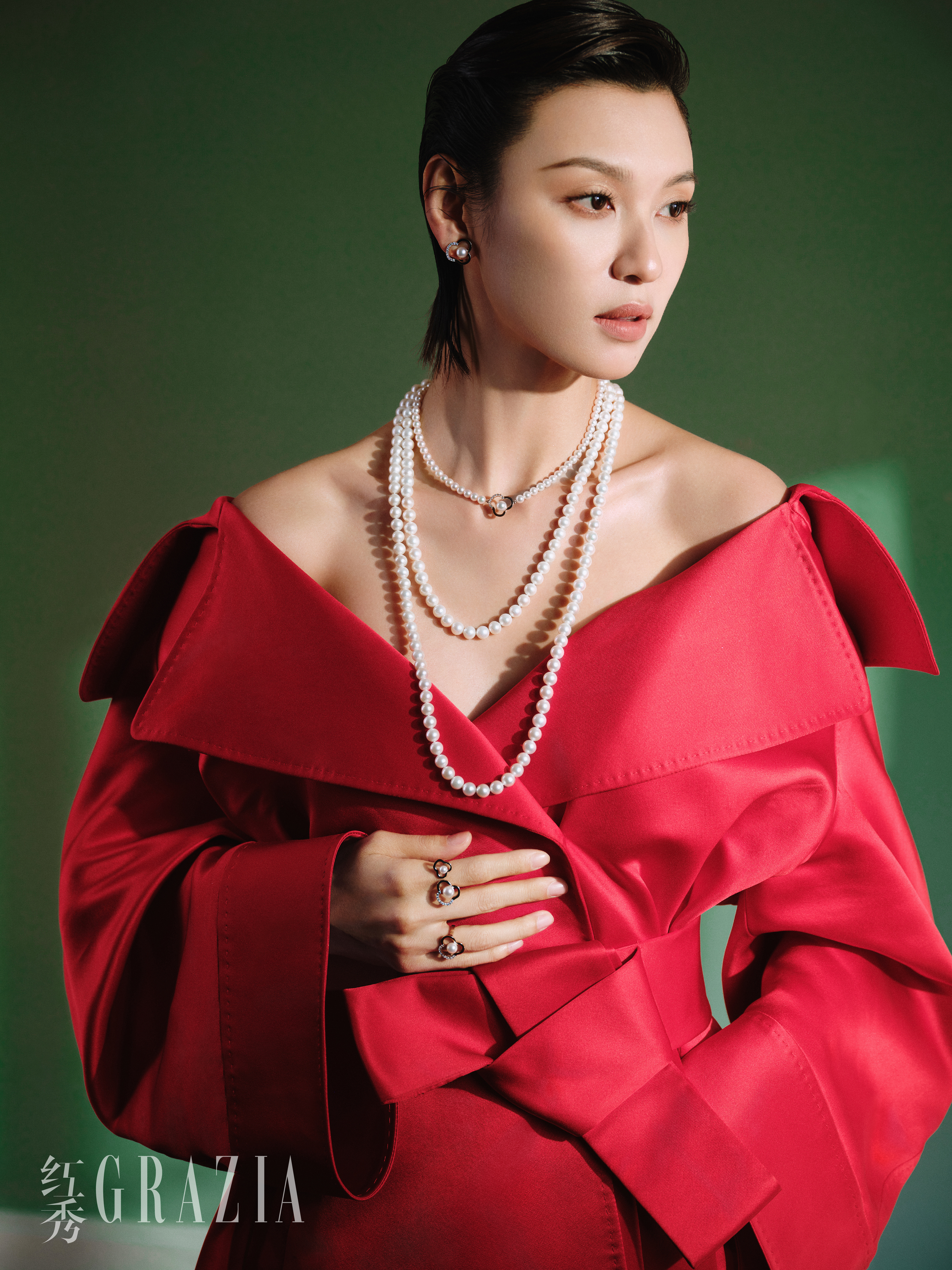 王丹妮登《红秀》封面，复古背头配TASAKI珠宝，柔而有骨烈而有温，沉静中藏力量