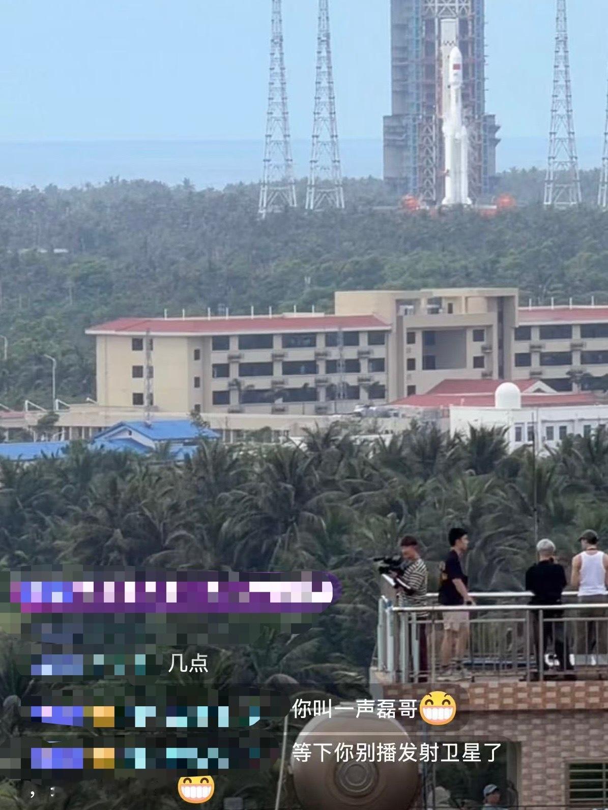 偶遇吴磊在文昌看火箭发射骑行能偶遇吴磊，怎么看火箭发射也能偶遇。吴磊戴着帽子穿了