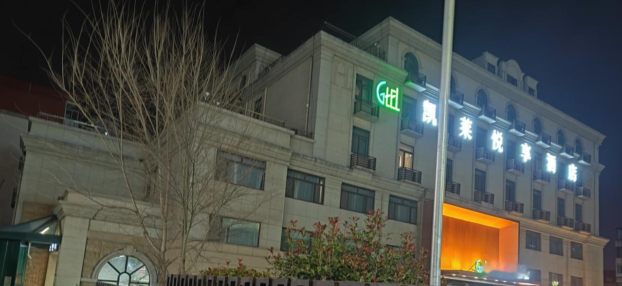 青岛地铁车站对接公交车站和医院门诊大楼、酒店，方便乘客乘地铁