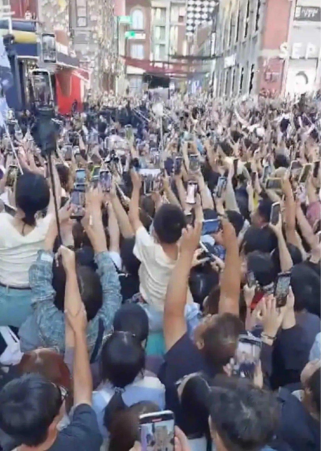 赵露思是比去年更红了吗，线下人竟然这么多 ​​​