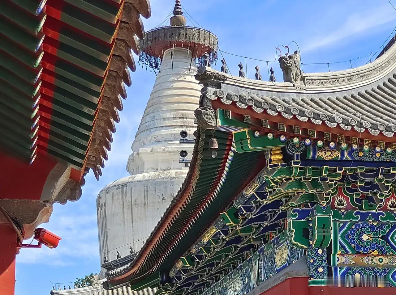 言语是一把双刃剑，良言暖人，恶语伤人。为人处世，说话要留余地，做事要守分寸。不随