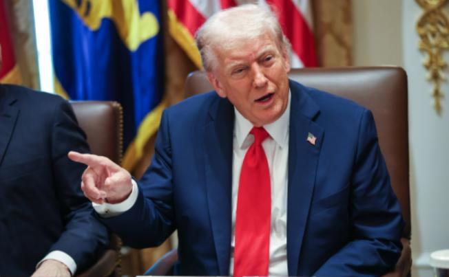 特朗普又变卦了！

关于访华，他说：因为战争，我想留在这里，我觉得我必须留在这里