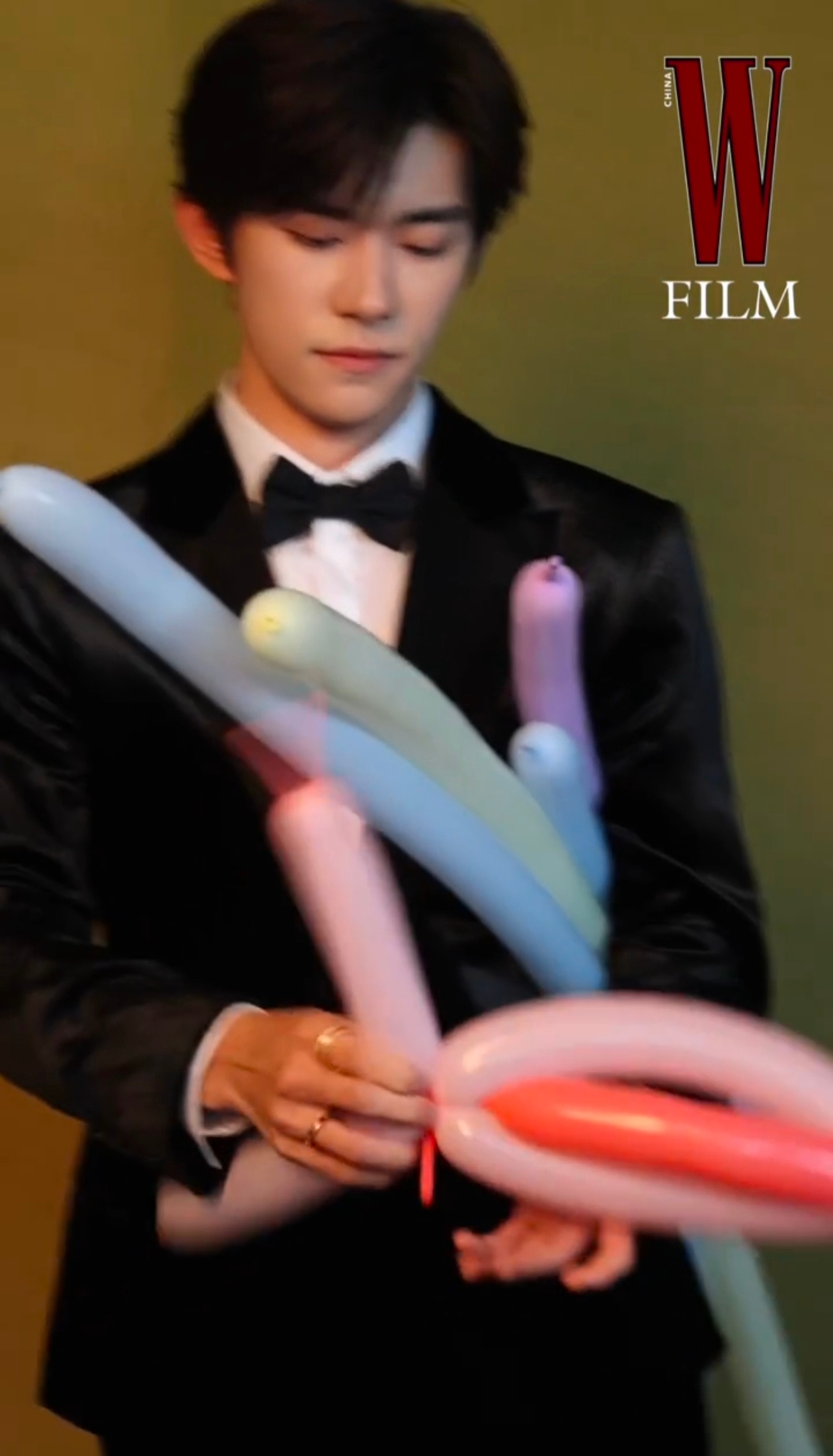 千玺夹气球手忙脚乱的样子也太可爱了～ 手工技能点满！求求下次演唱会出个折气球教学