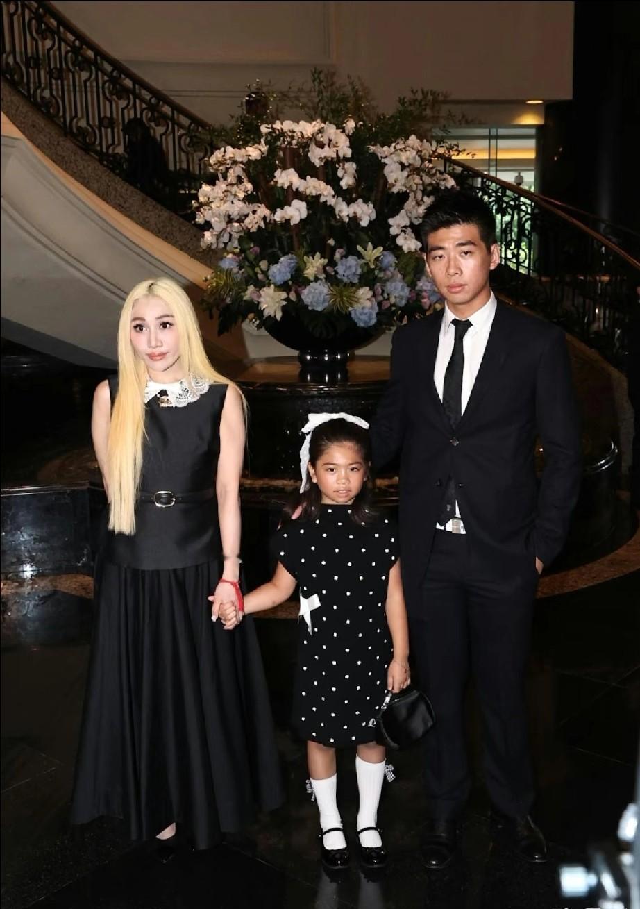 赌王女儿何超盈在家族追思会上弄了一头大金发，站在一片白花里，比谁都扎眼。
她那个