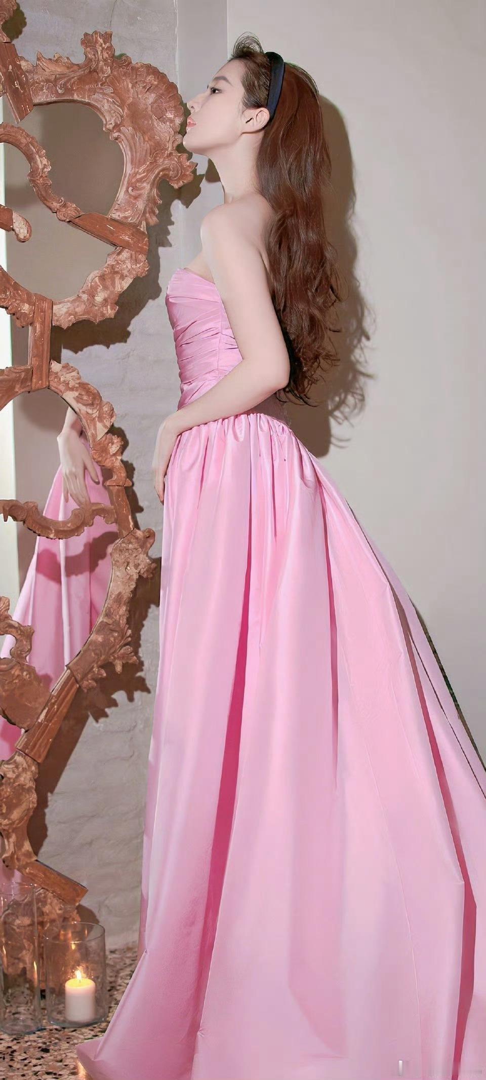 刘亦菲粉色露肩裙由内而外的贵气，整个内娱无人能比