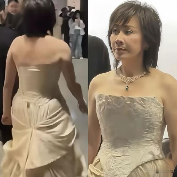 刘嘉玲这造型我看不懂：姐，咱能不拼“露”了吗？
说实话，每次看到刘嘉玲的红毯照，