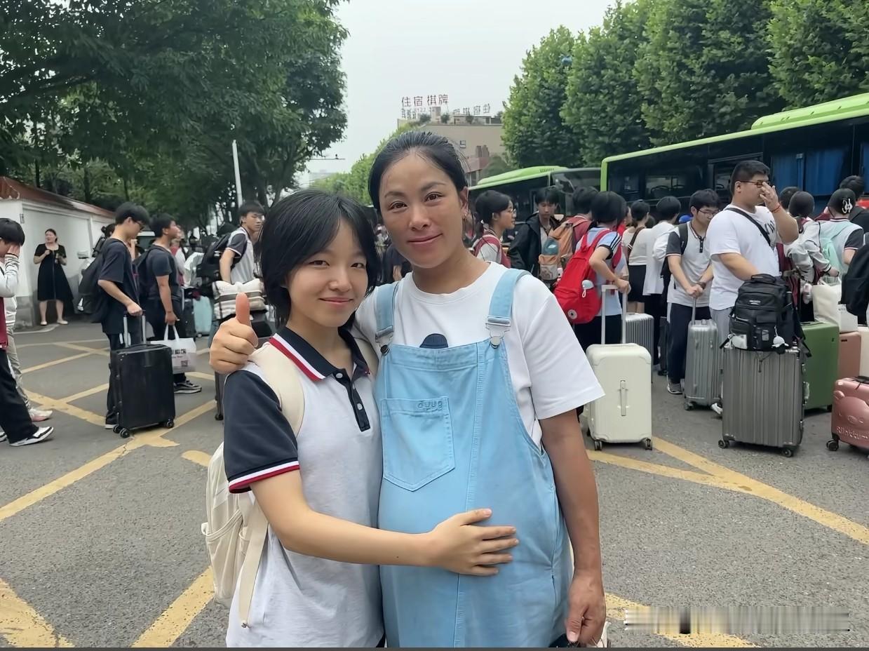 三年前重庆临产妈妈送女儿高考，如今女孩已是大三学生
 
跟大家聊一件特别暖心的小