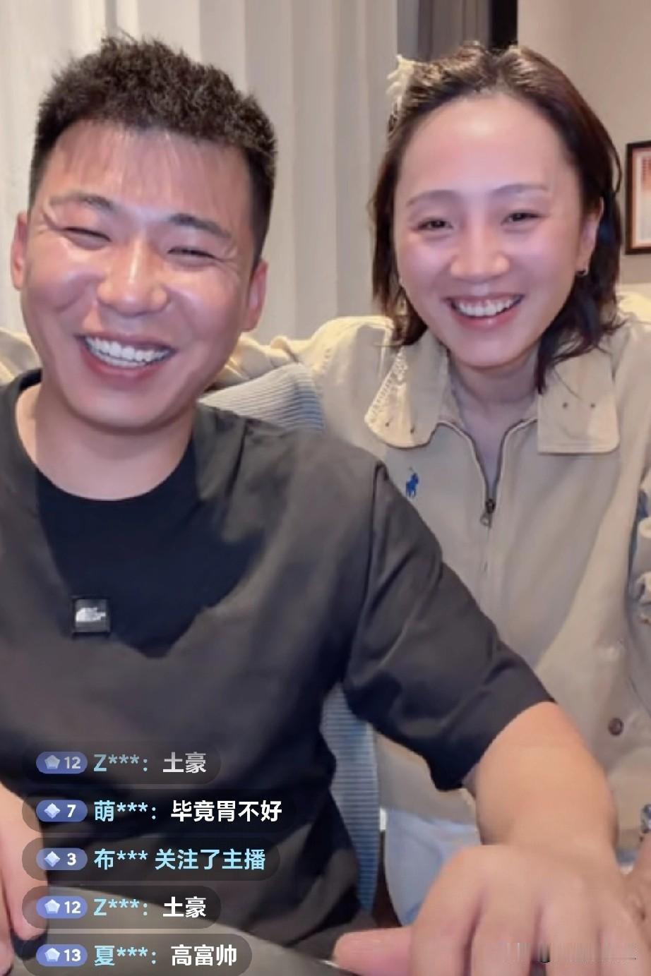 昨天凌晨，刷到秋天妈妈还在直播，
张纹铭否认自己是在吃软饭。

秋天妈妈也反驳了