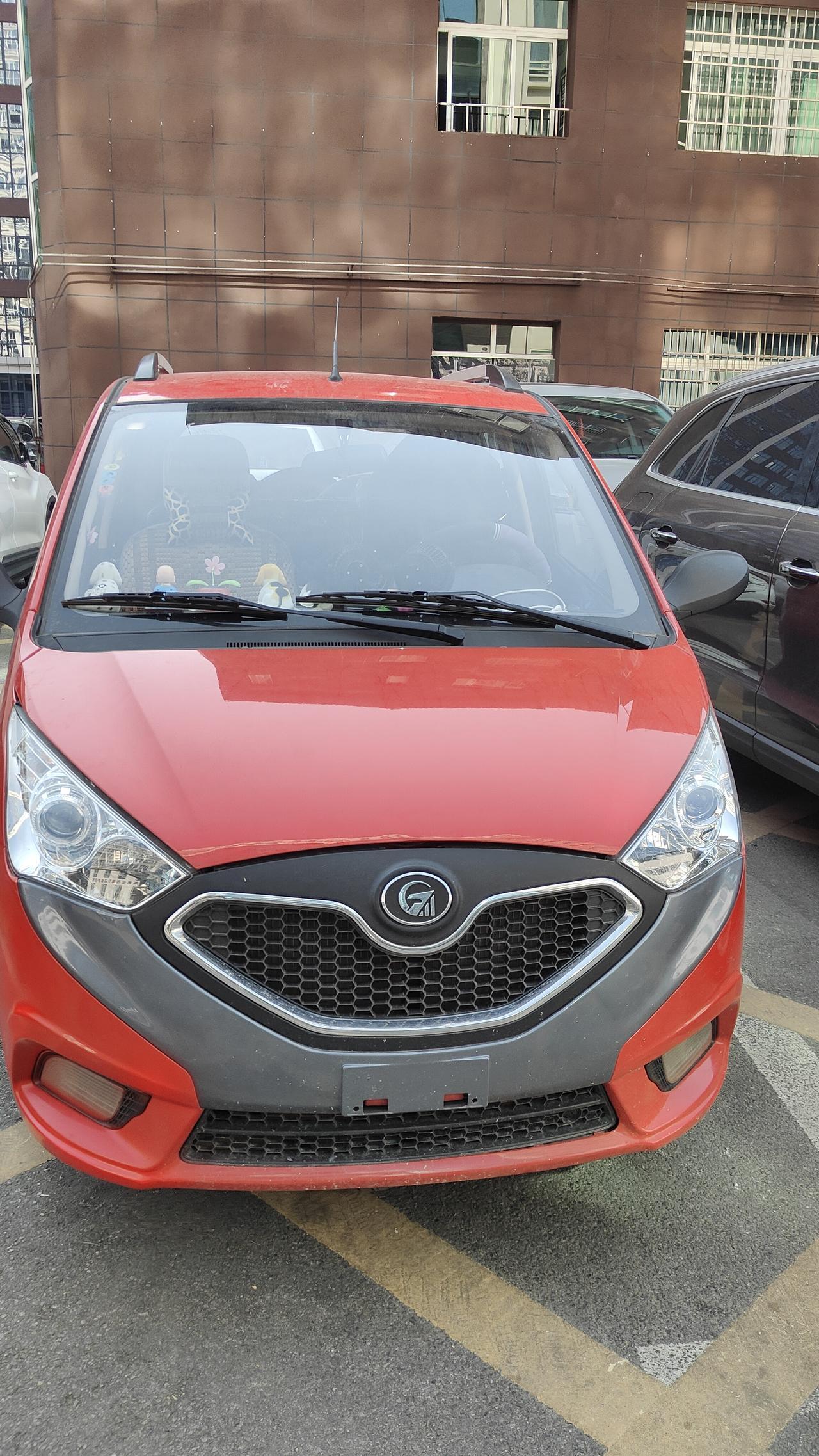 看看这是什么车？
还是三个轮子
这也不是轿车🚗