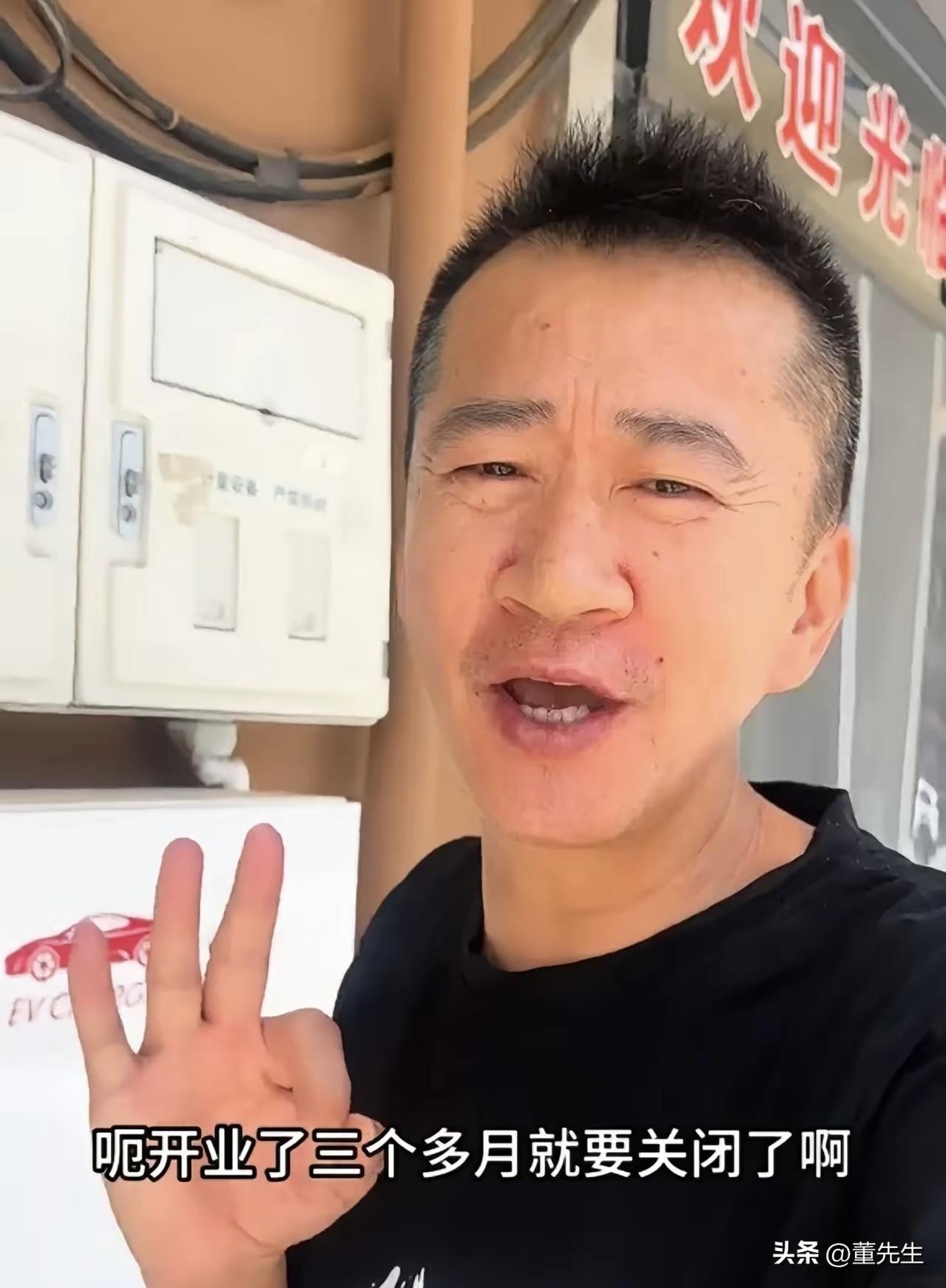 这个18线的群演，叫李嘉明。
因为评论周星驰的《功夫女足》不好看，
遭到全网讨伐