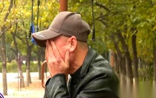 刷到这个新闻，我愣了好半天。
一个男人，从安徽跑到河南，满世界找27年前的初恋。