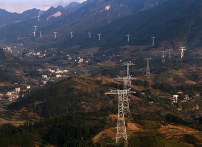 2025年10月，《纽约时报》以整版篇幅报道了中国在能源特高压输电技术领域的领先