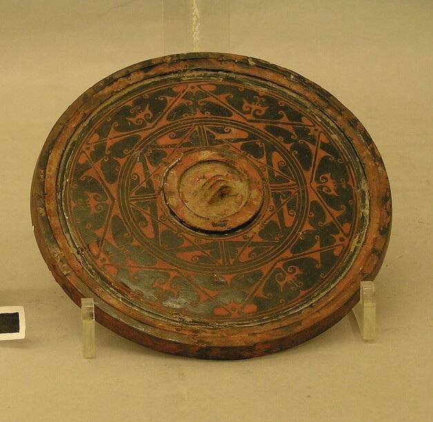 牛津大学阿斯莫兰美术馆藏收藏的一面东周彩绘镜子。官网介绍说是陶器, 但从图片看,