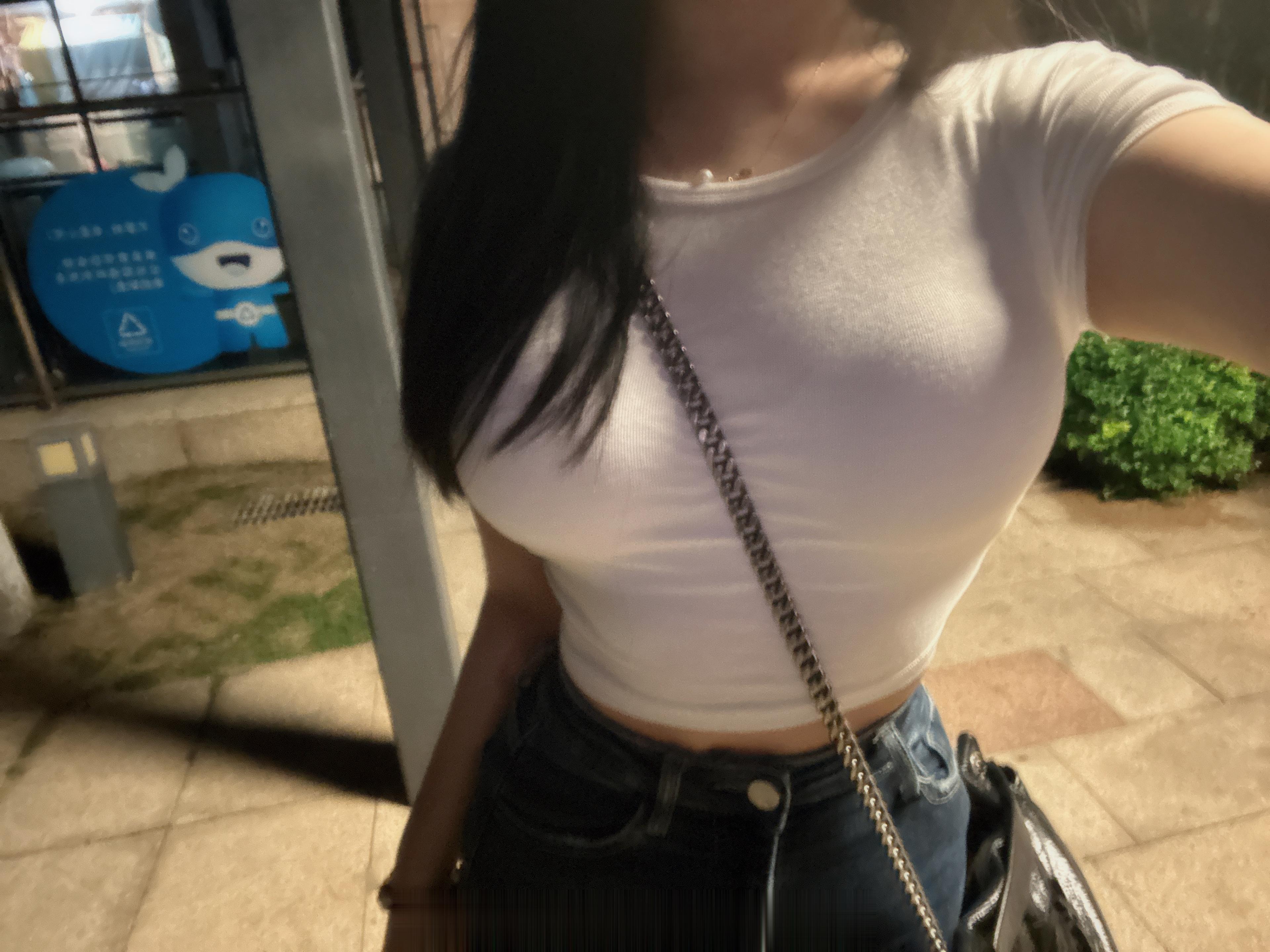 会回购一万年的简单显身材的短款上衣 才59啊朋友们我穿了两年了#甜甜的穿搭分享与