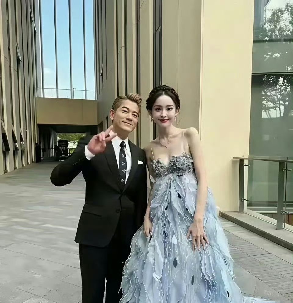 娜扎身材真的好绝，不怪郭富城忍不住跟她合照 