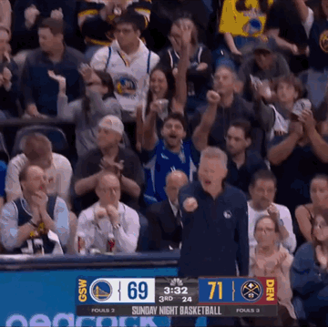 科尔生气了，大喊：传球啊，你当你是库里啊？！
波姐不把球传给铂金，让教练恼羞成怒