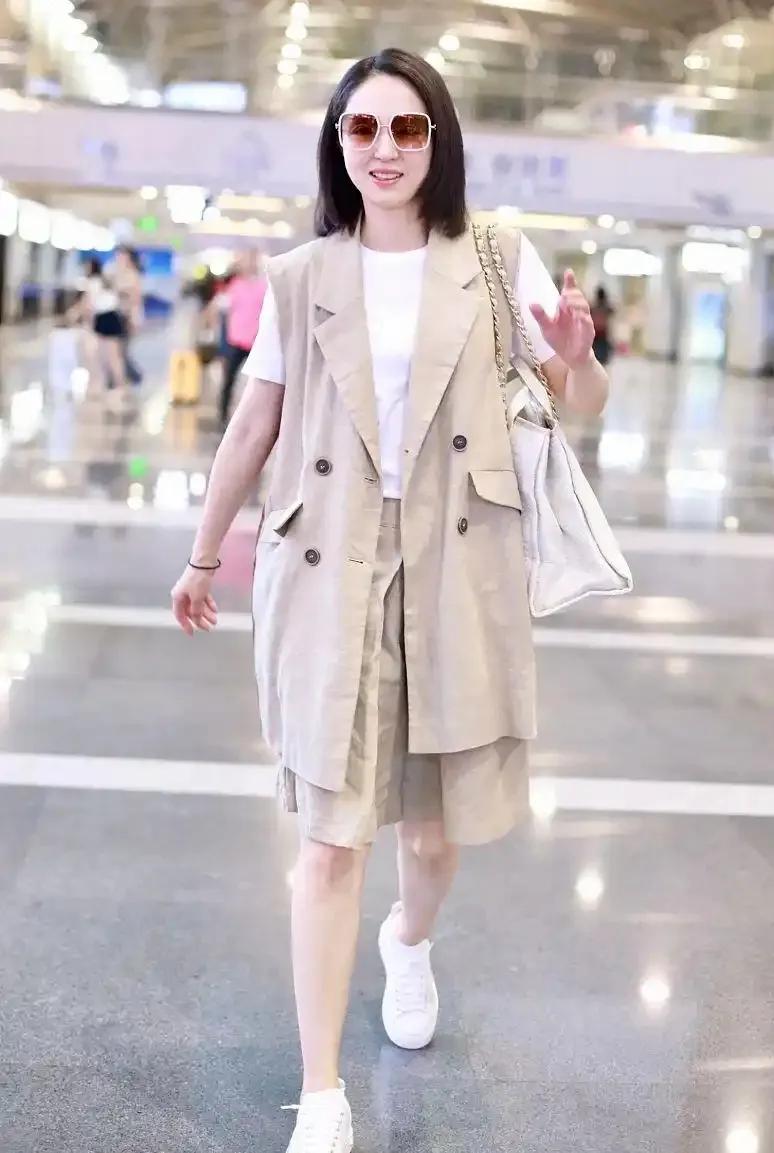董璇机场路透，穿搭太绝了！
白T+马甲+短裤，休闲减龄
状态好到发光！
董璇 明