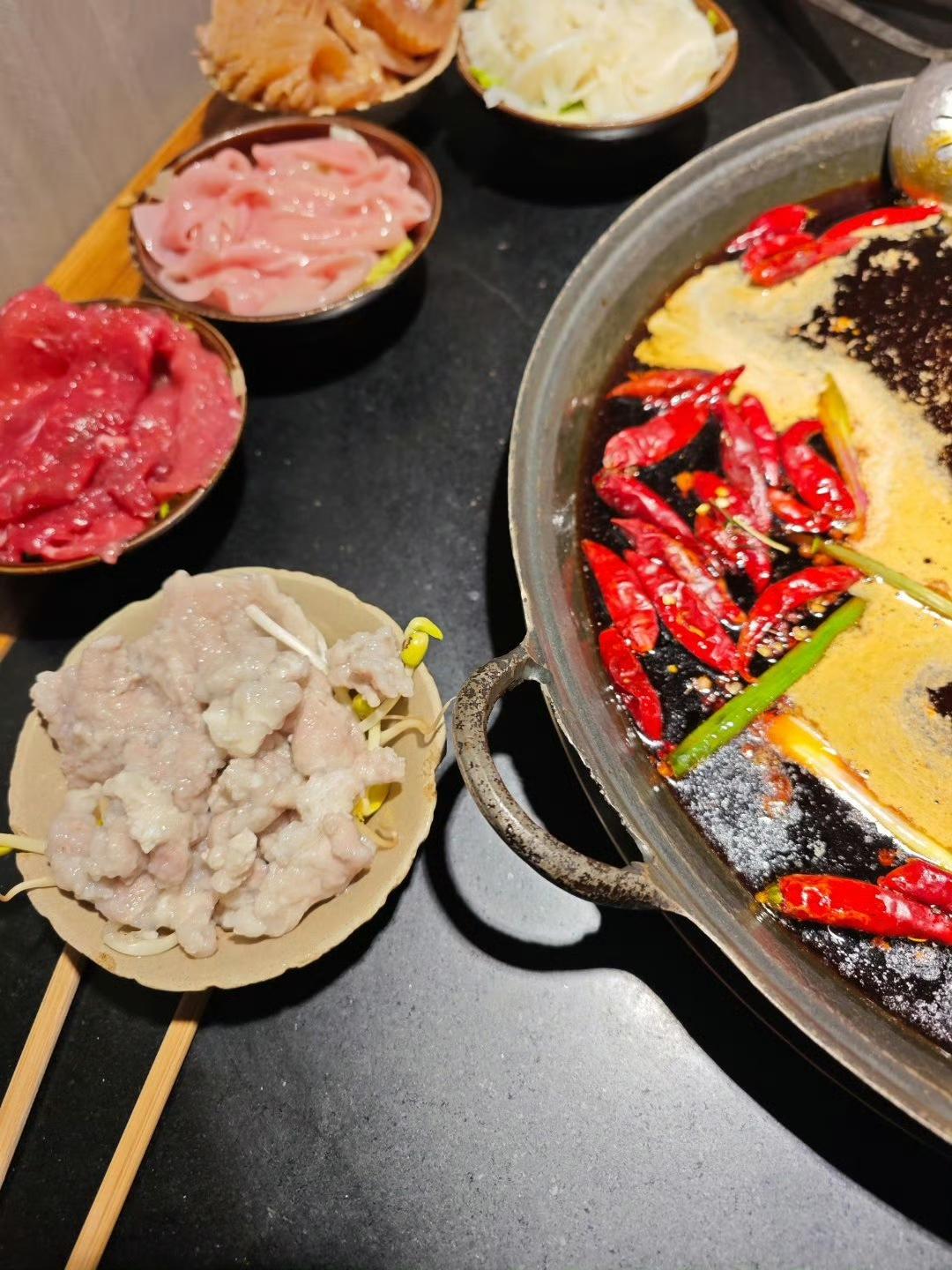 今天真的要吐槽一下，去重庆这边旅游，然后踩了美食的坑，希望分享给大家！

今天周