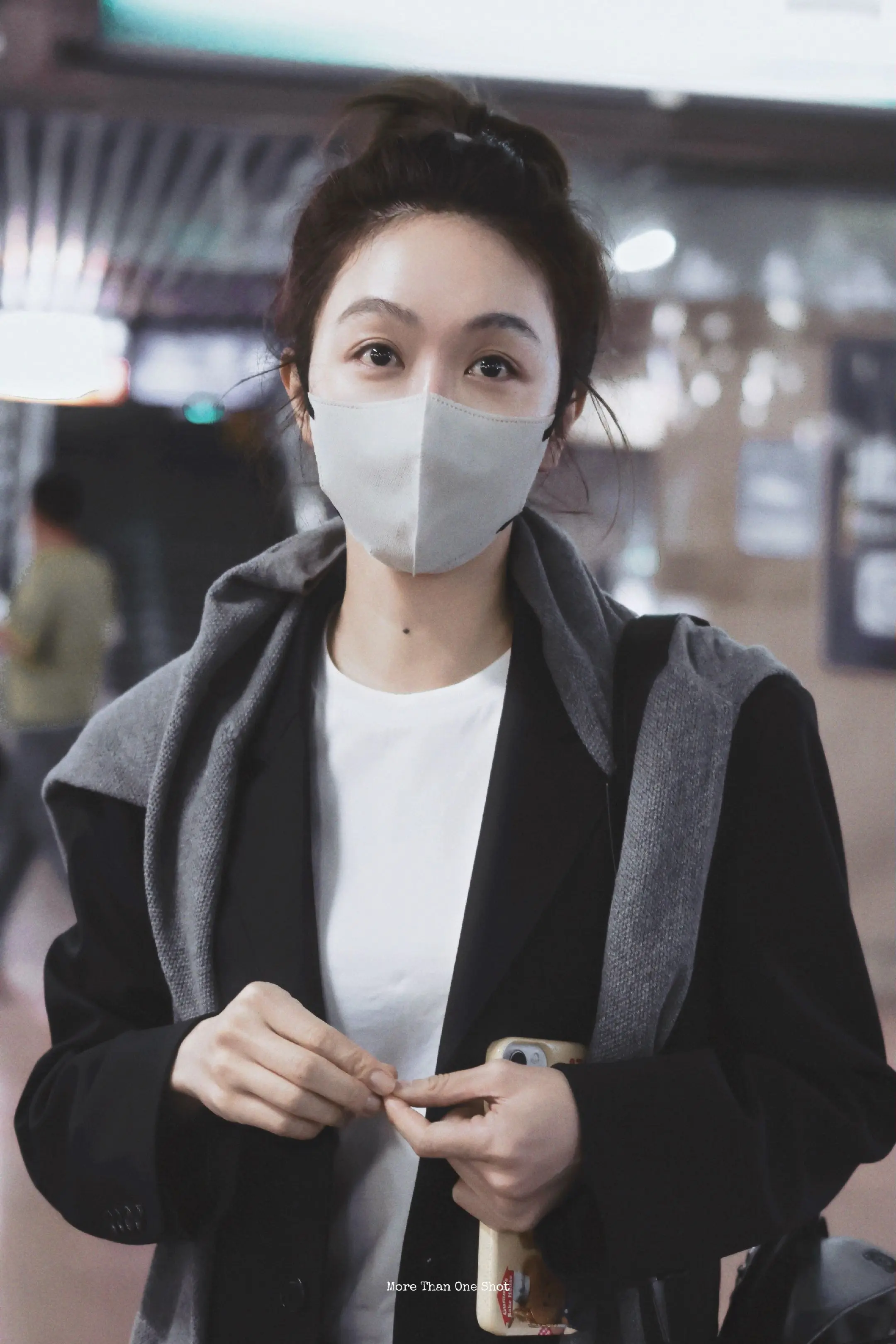 机场偶遇姜妍，高清壁纸图。