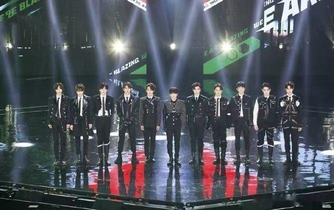 闪光的夏天这一幕梦回创造营这哪是综艺，简直是时光机！11个人+6月8日+周震南C