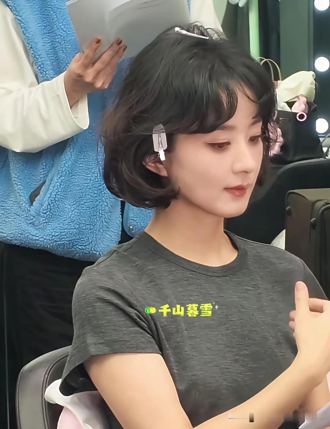 哇塞，你们现在是不是被赵丽颖美到了？我感觉赵丽颖这张脸很吃美颜的。新相机对她是非