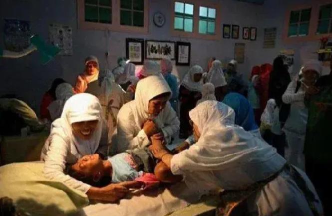 “只有进行割礼，才拥有贞洁。” 所谓割礼，就是用刀割下女子身体的一部分，原以为只