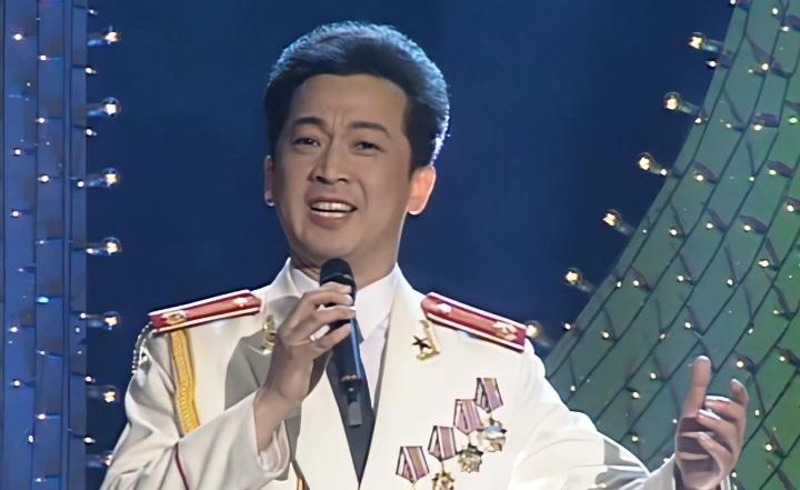 郁钧剑科班出身于中国音乐学院，曾任总政歌舞团独唱演员，二十余次登上央视春晚，是公
