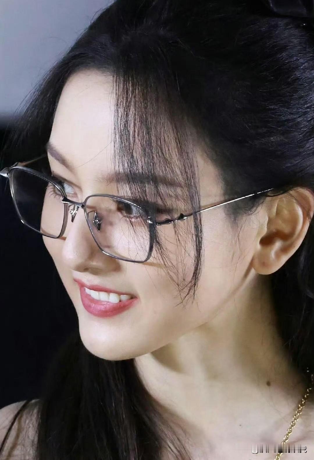 宋祖儿怼脸拍，她好适合怼脸拍，五官生的漂亮