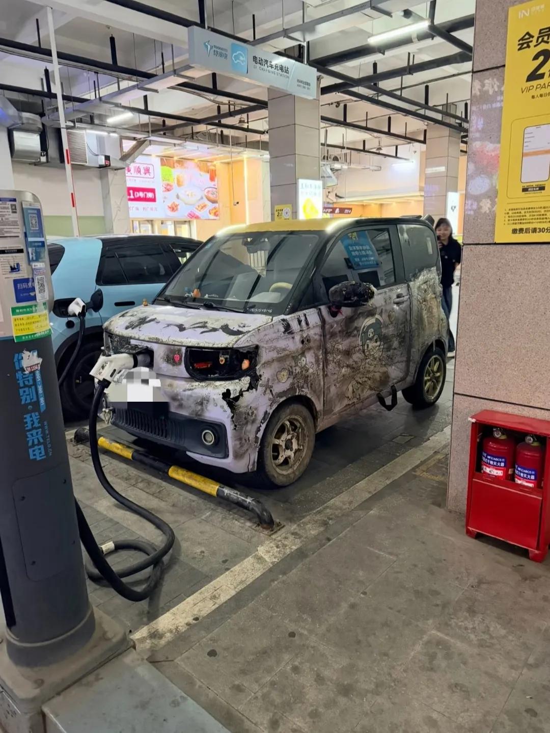 这车是啥风格？故意做旧的吗？