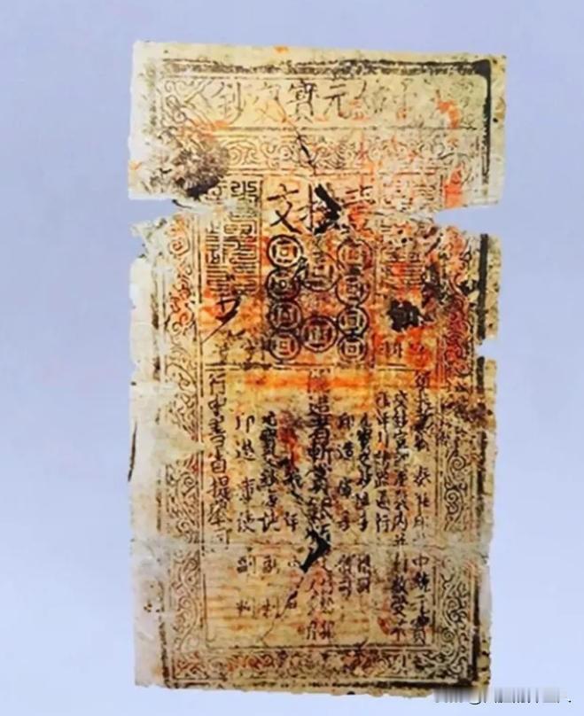 1983年，内蒙古呼和浩特，一名工人爬上白塔进行维修，突然，在墙缝中发现一张泛黄