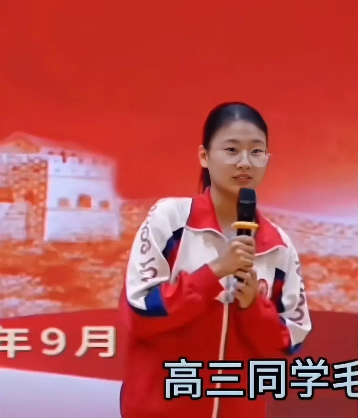 【十七岁的传承：一颗螺丝钉的温度】秋日的阳光透过101中学的礼堂玻璃窗，洒在毛甜