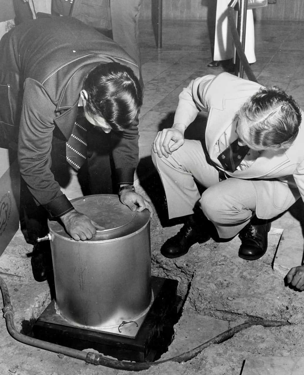 【来自投稿】1976年12月28日 美国华盛顿的几位议员把一个时间胶囊放置在了华