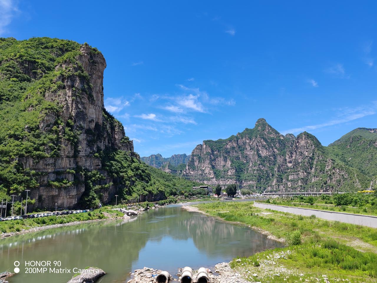 孤山寨坐落于北京市房山区十渡镇七渡村的十渡风景名胜区内。其核心自然景观，以“清泉