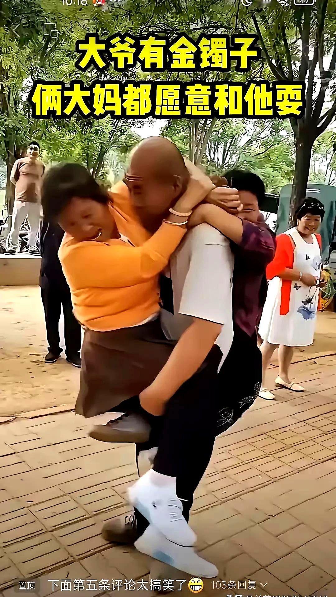 3月7日，沈阳劳动公园的城管劝诫那些跳不雅舞姿的中老年人。

“群魔乱舞”早该治