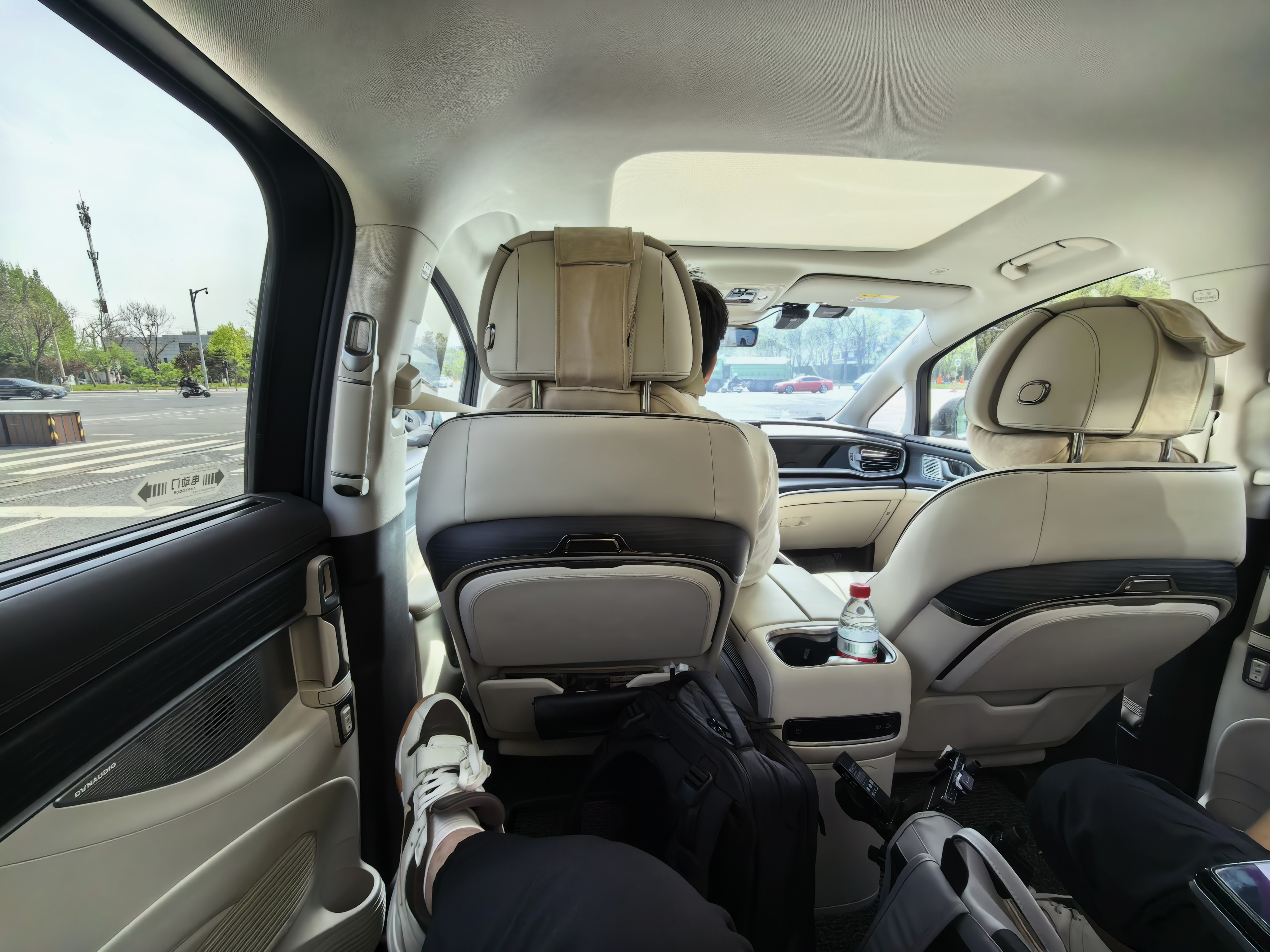 出发，去拍方程豹的新车