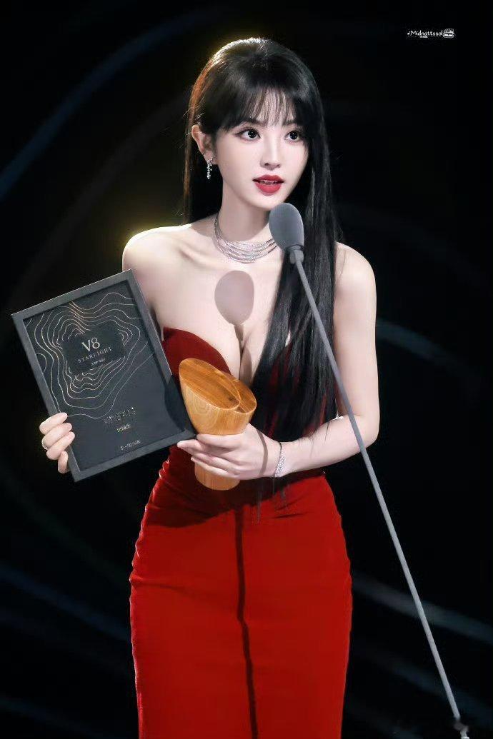 田曦薇星光大赏红裙造型真的是白月光了姐的大长腿我嘶哈嘶哈 