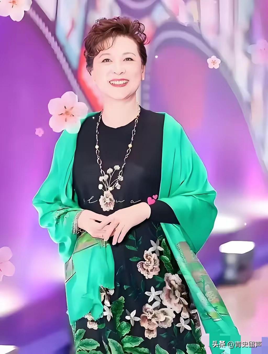 发现了没，
王馥荔有个很明显的特点，
倒不是因为她变老了，而是她明明都76岁了，