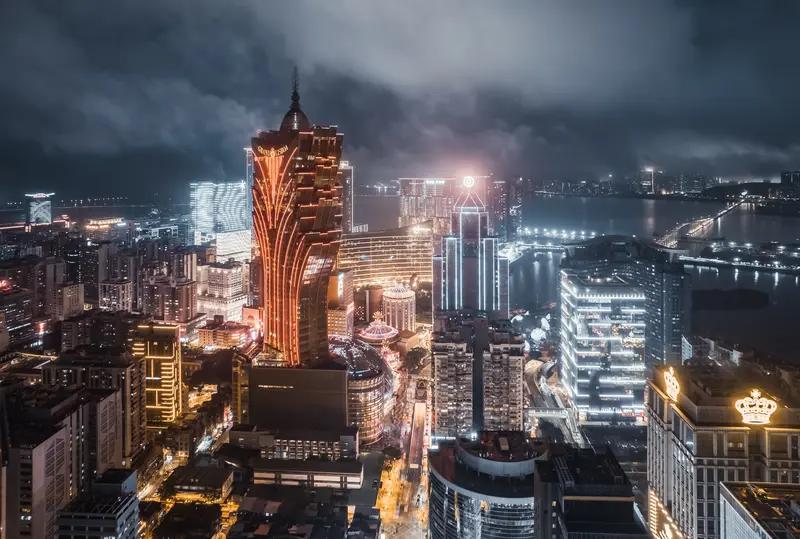 提到澳门，我首先想到赌博与娱乐。它有“东方拉斯维加斯”之称，世界顶级赌场和酒店林