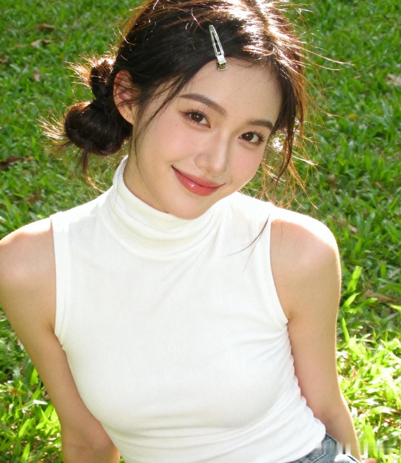 绿草如茵映笑颜，春光满面照芳颜。