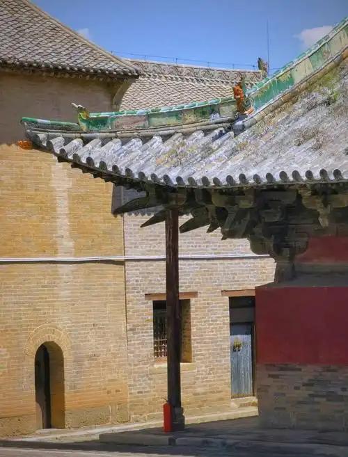 宋代建筑褪去了唐代的雄浑厚重，转而走向精致典雅，以飞檐翘角的灵动曲线与精巧细密的