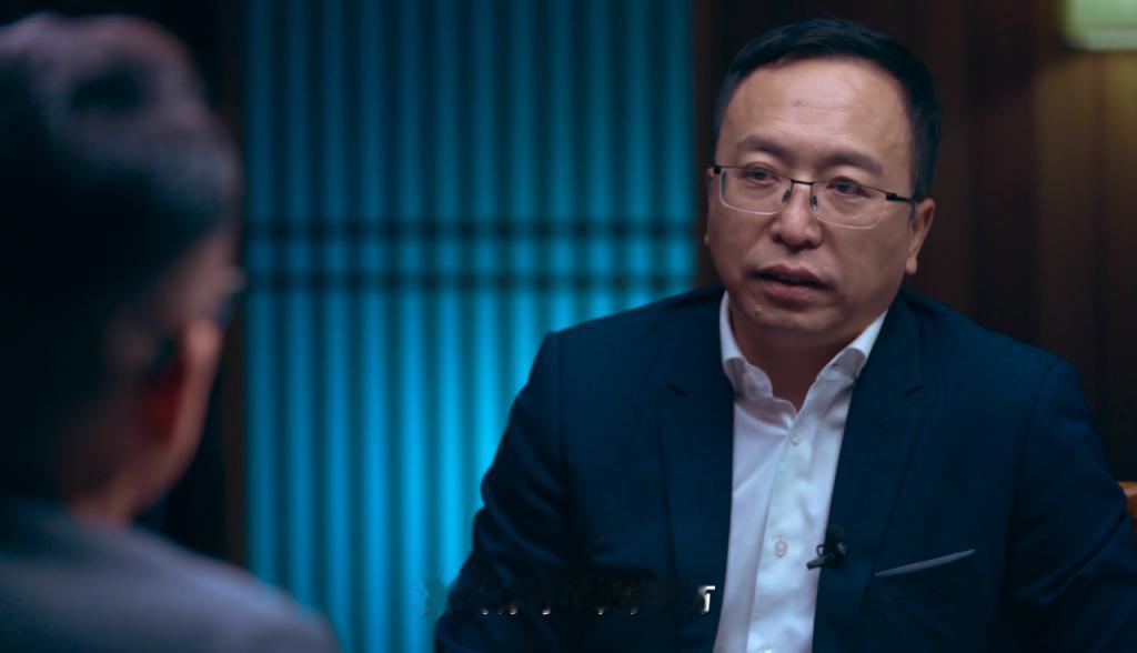荣耀CEO赵明说道，“老百姓不买手机，你不能去怪老百姓啊，你要怪自己，手机品牌自