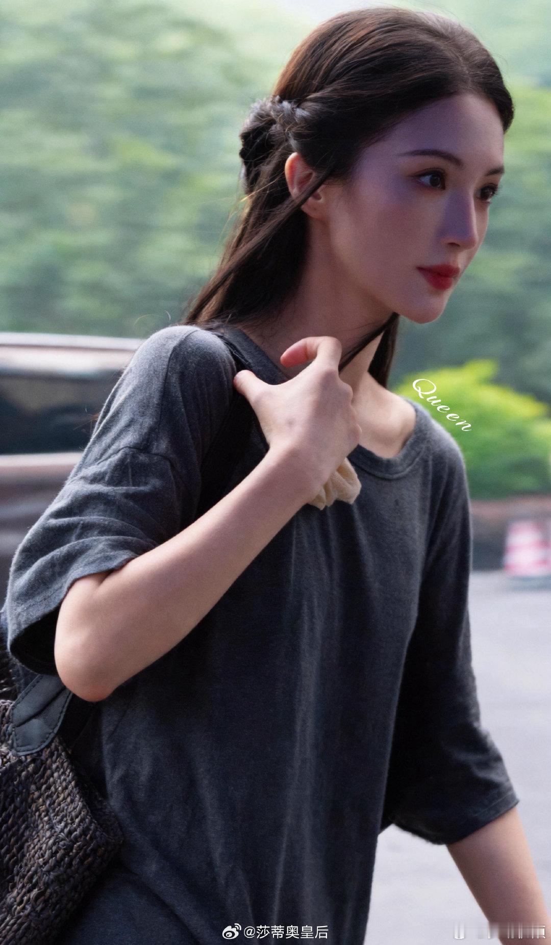 金晨不张扬金晨下沉口碑难得清醒自持的女演员，看透短期流量泡沫，选择长线深耕作品赛