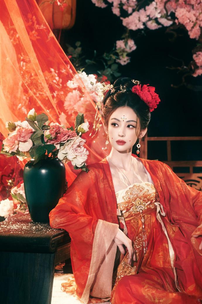 娜扎 仕女图走出来的美人 《王牌对王牌》里娜扎的唐装造型太惊艳！大红襦裙搭配红花