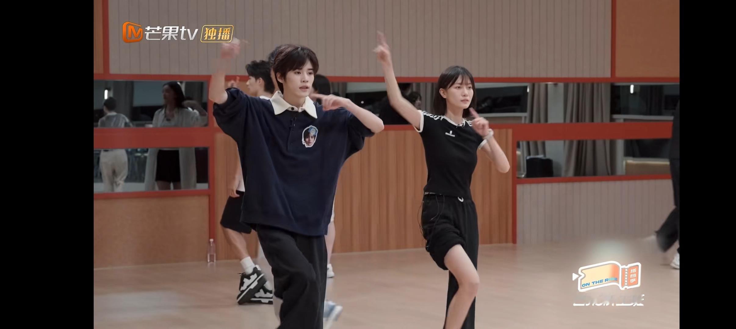 #姚景元清唱等你的回答# 听到姚景元唱《等你的回答》了，0.5倍速清唱帮队友抠舞