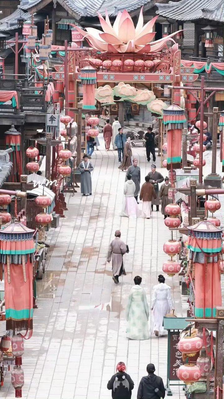 檀健次何不同舟渡檀健次《何不同舟渡》今日置景，好漂亮好有古韵的古代烟火气集市，这