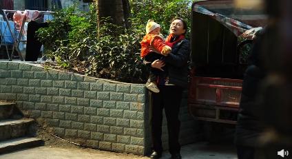 郑承觥宝宝演技在线，《龙城》第25集大妈王彩霞去世花絮曝光，小演员太会哭了

在