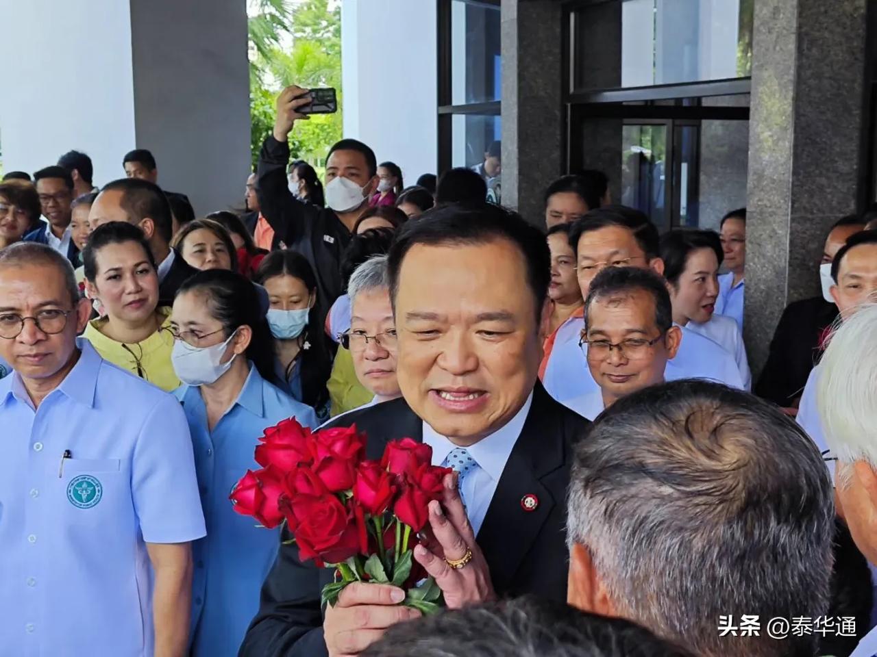 阿努廷手捧鲜花，佩通坦手中无花但她自己本身就美成了一朵花，她那高大帅气的丈夫就是